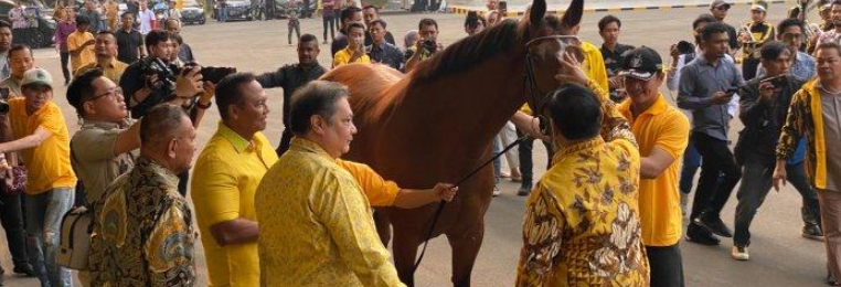 Seekor Kuda Coklat Sambut Prabowo Subianto saat Berikan Kuliah Umum di Markas Partai Golkar